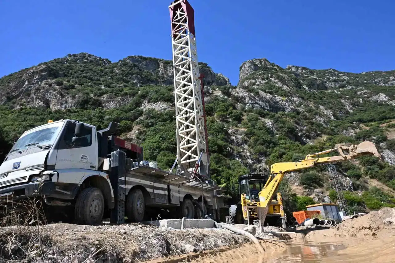 Manisa'da su seferberliği: 20 noktada birden yerin altı didik didik ediliyor