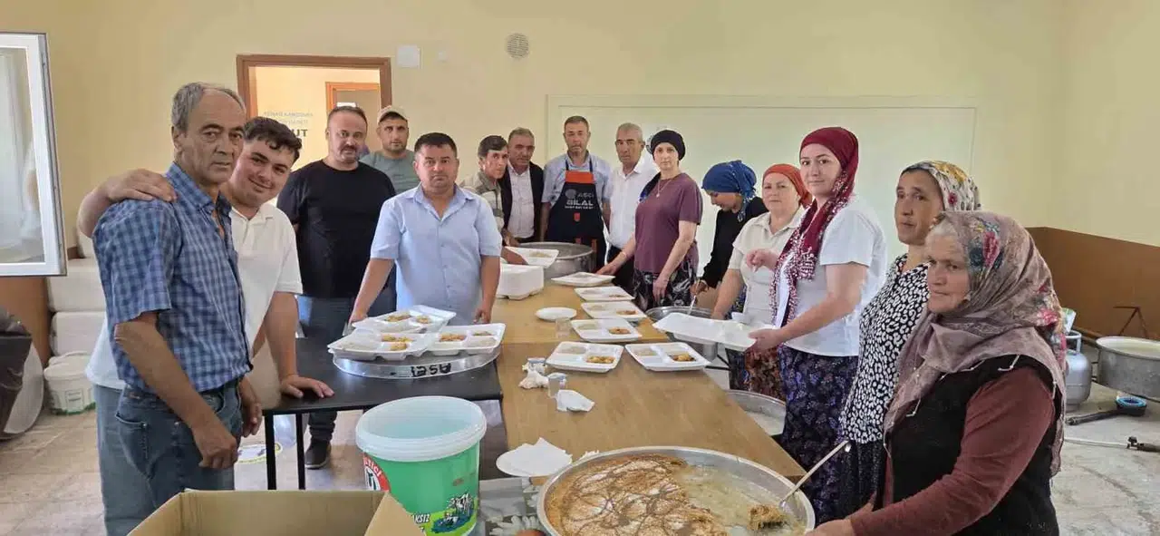 Manisa Beğel’de dev sofralar kuruldu: 2 bin kişi aynı gönülde buluştu