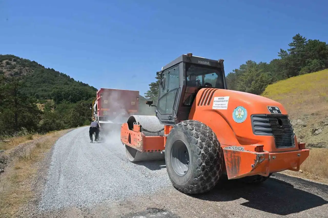 Gördes’te ulaşım ağı güçleniyor: Kritik güzergâhta asfalt seferberliği