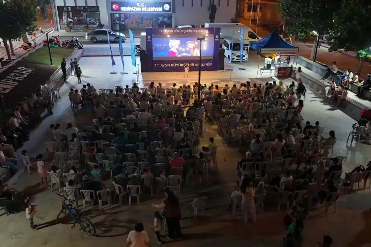 Yenipazar’da nostalji rüzgarı: Çocuklar açık havada sinemanın tadını çıkardı