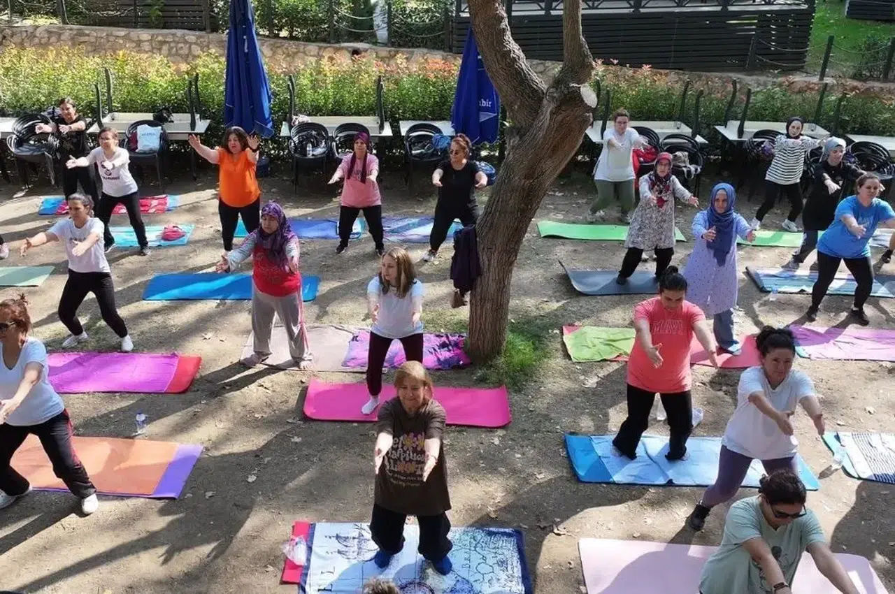 Efeler’de gün batımı huzuru: Pınarbaşı’nda yoga buluşması