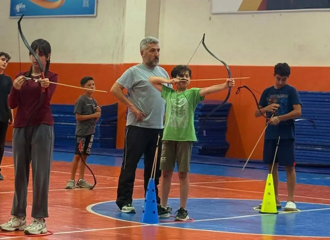 Sarıgöl'de genç okçular yay gerdi, hedefleri on ikiden vurdu