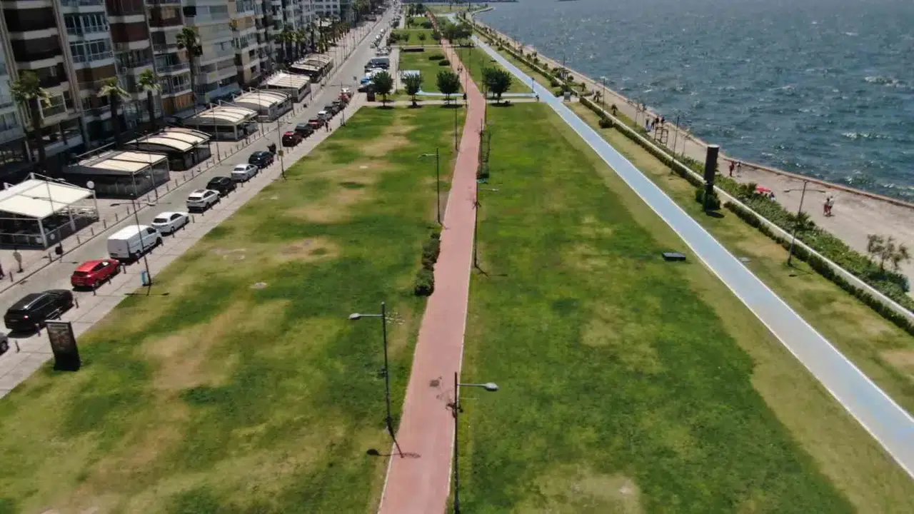 İzmirliler sıcaktan kaçtı: Kordon’da alışılmadık sessizlik