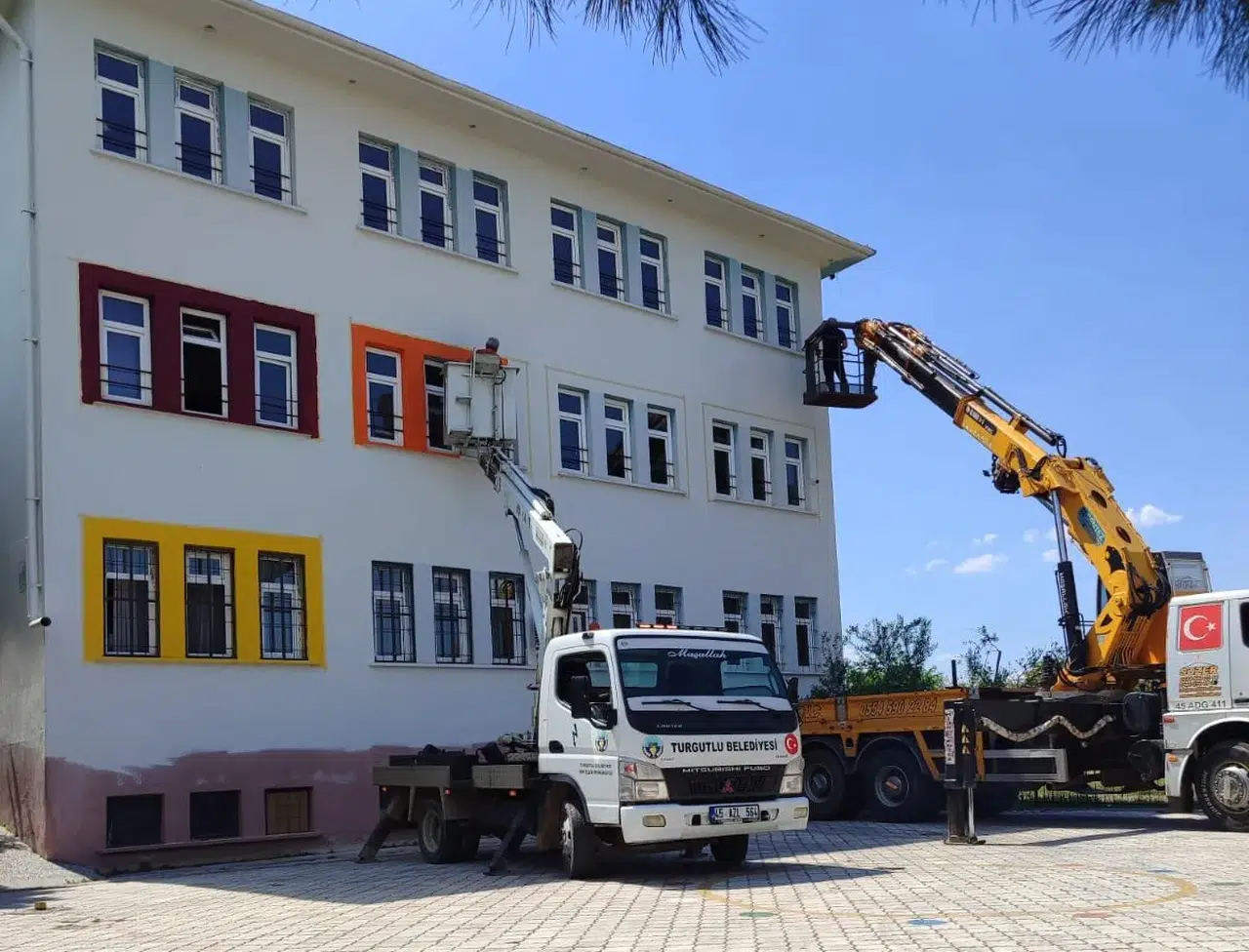 Turgutlu'da eğitim seferberliği: Okullar pırıl pırıl, parklar güvenli hale getiriliyor