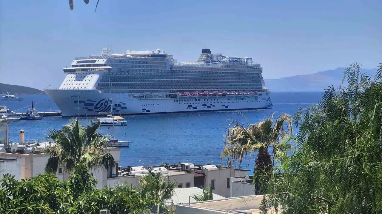 Bodrum limanında dev hareketlilik: Aroya binlerce turisti ağırladı