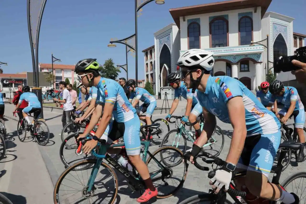 Pedallar demokrasi kahramanı için döndü: Kütahya’dan Niğde’ye anlamlı yolculuk