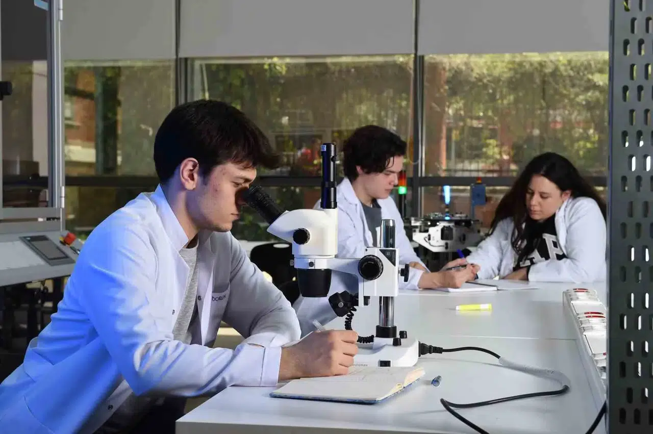 İzmir Ekonomi Üniversitesi’nde bilimsel başarı: 32 öğrenciye TÜBİTAK desteği