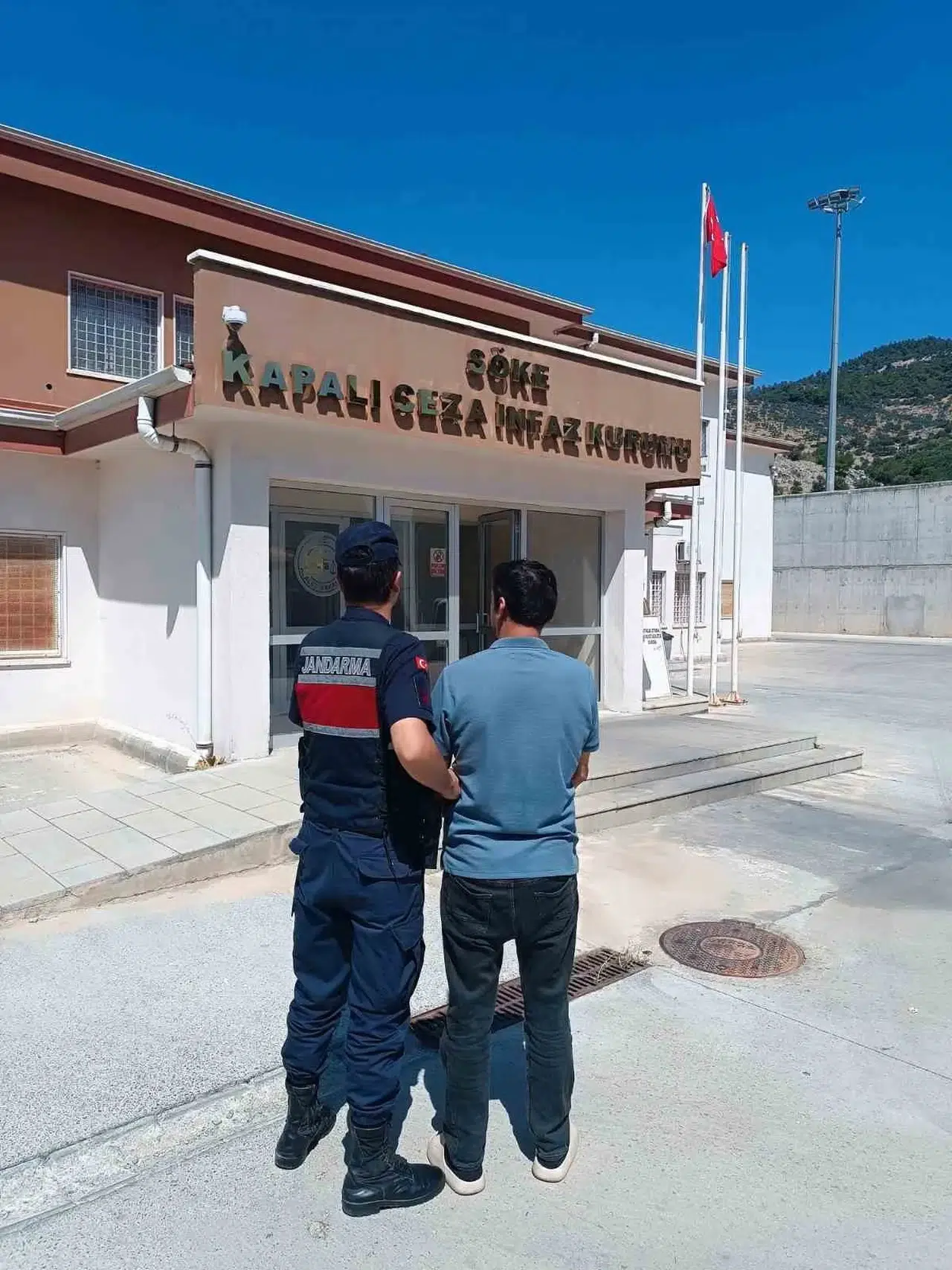 Söke’de jandarmadan şafak operasyonu: 8 yılı aşkın hapis cezası olan firari yakayı ele verdi