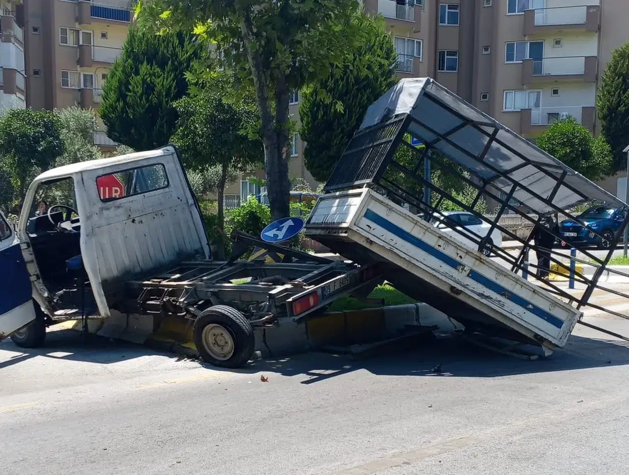Efeler’de trafik kabusu: Kamyonet refüje uçtu