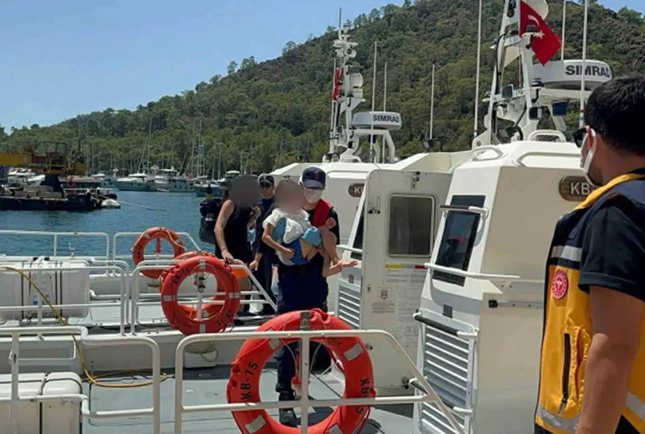Fethiye açıklarında acil durum: Minik yolcu için zamanla yarıştılar