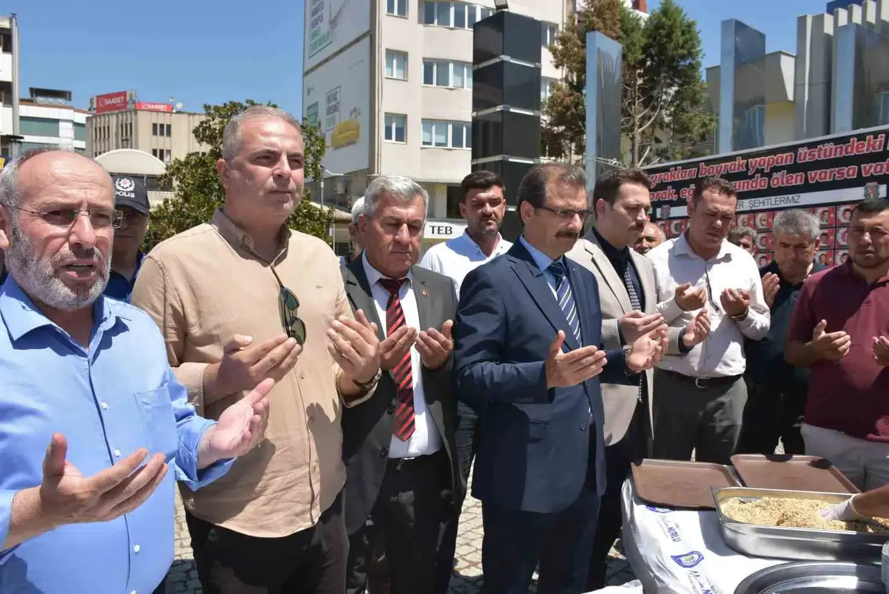 Salihli’de vefa sofrası: Şehitler için dualarla aşure dağıtıldı