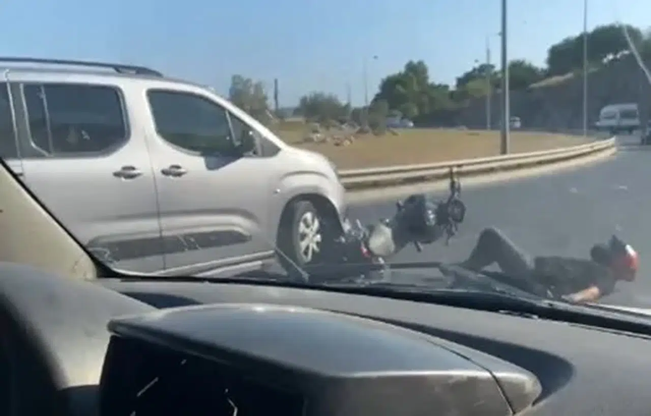 İzmir trafiğinde dehşet anları: Motosikletliyi altına alıp kaçan sürücüye ağır fatura
