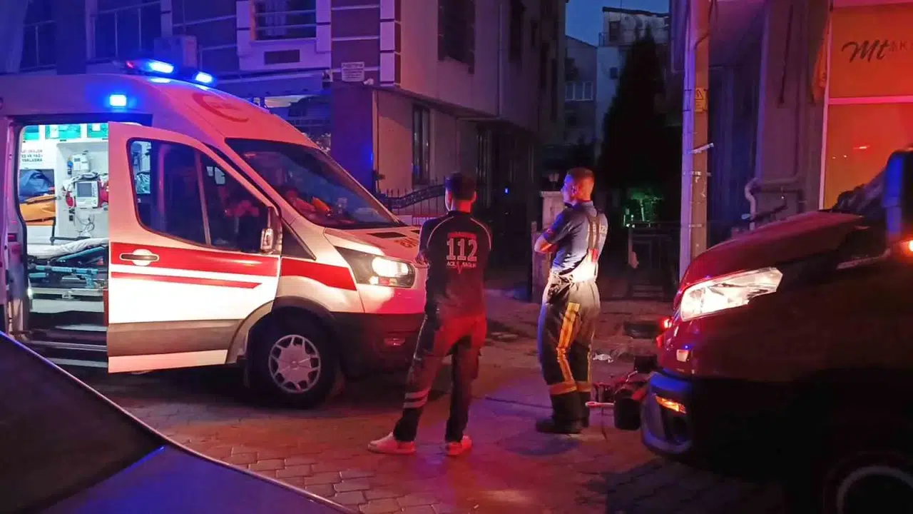 Denizli'de "ölüm" korkusuyla kapılar kırıldı: Kötü kokunun altından bakın ne çıktı