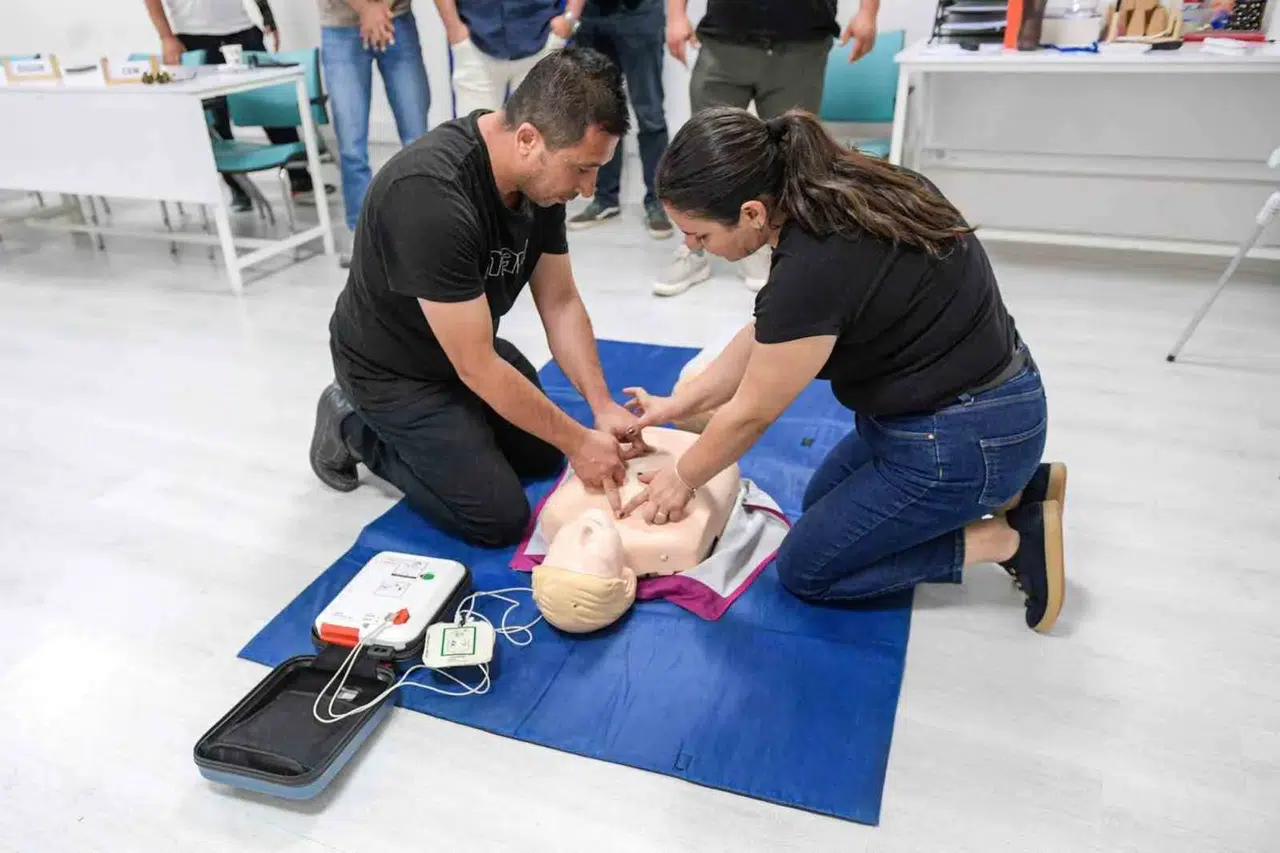 Saniyelerle yarışan eller: İzmir’de binlerce kişi hayat kurtarmayı öğreniyor