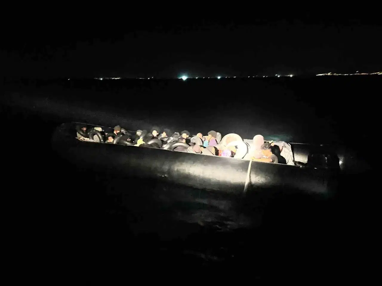 Ege'de gece operasyonu: Kaçak göçmenleri taşıyan bota jandarma ve sahil güvenlik geçit vermedi