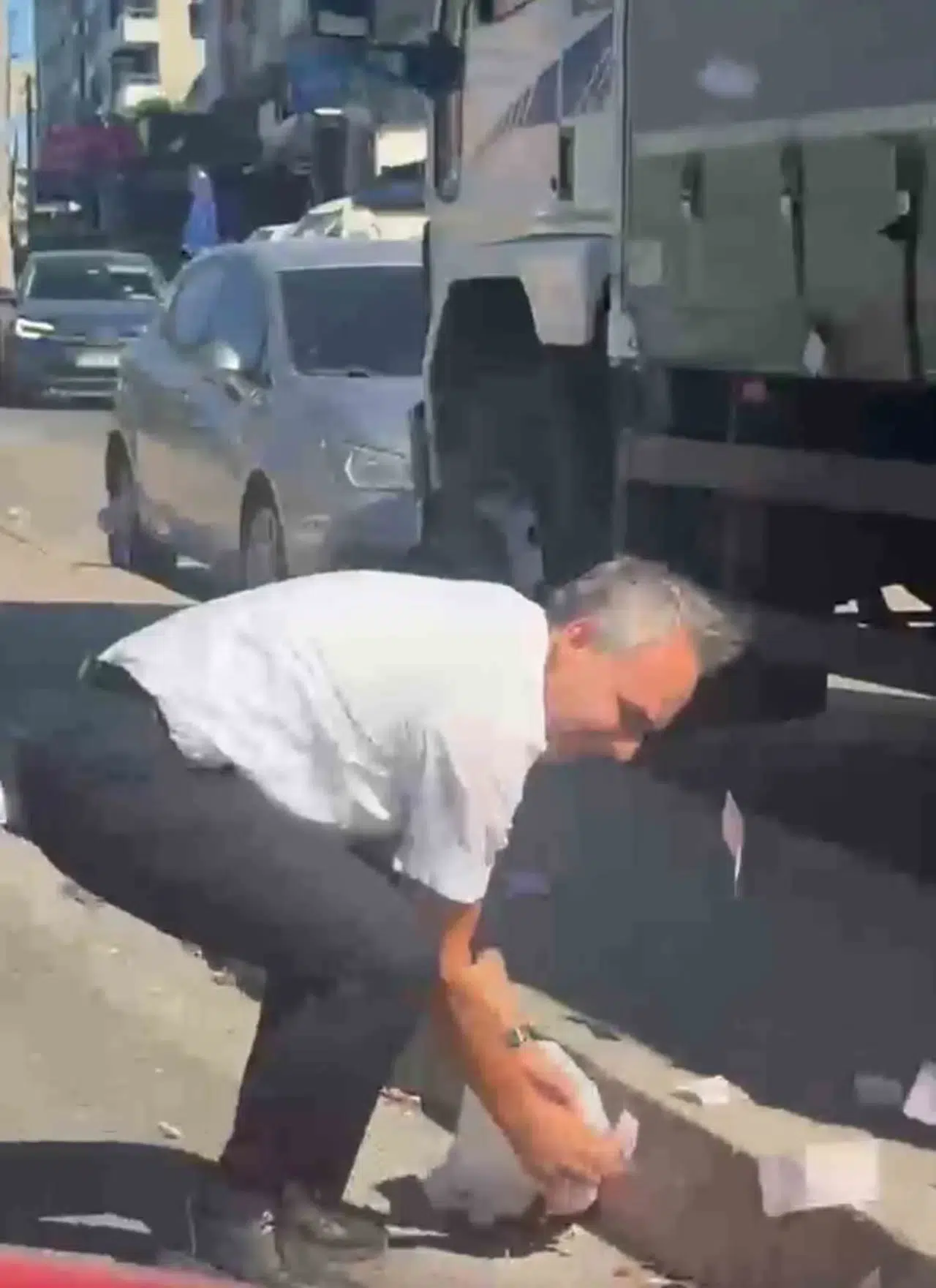 Torbalı'da şaşkına çeviren olay: Yolun ortasına saçılan paralar trafiği kilitledi