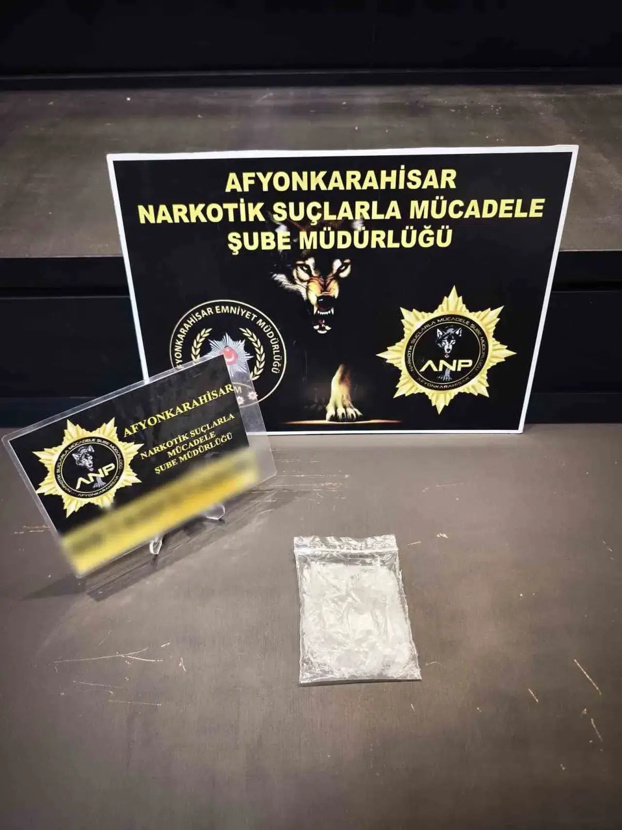 Afyonkarahisar polisinden zehir tacirlerine geçit yok: Araçta uyuşturucu ele geçirildi