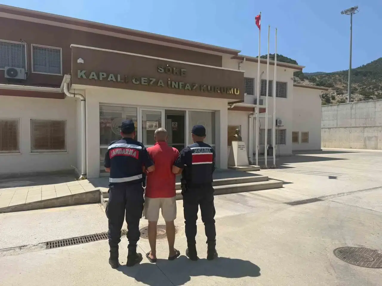 Kuşadası'nda jandarmadan kaçamadı: 10 yıllık hapis cezası olan firari yakalandı