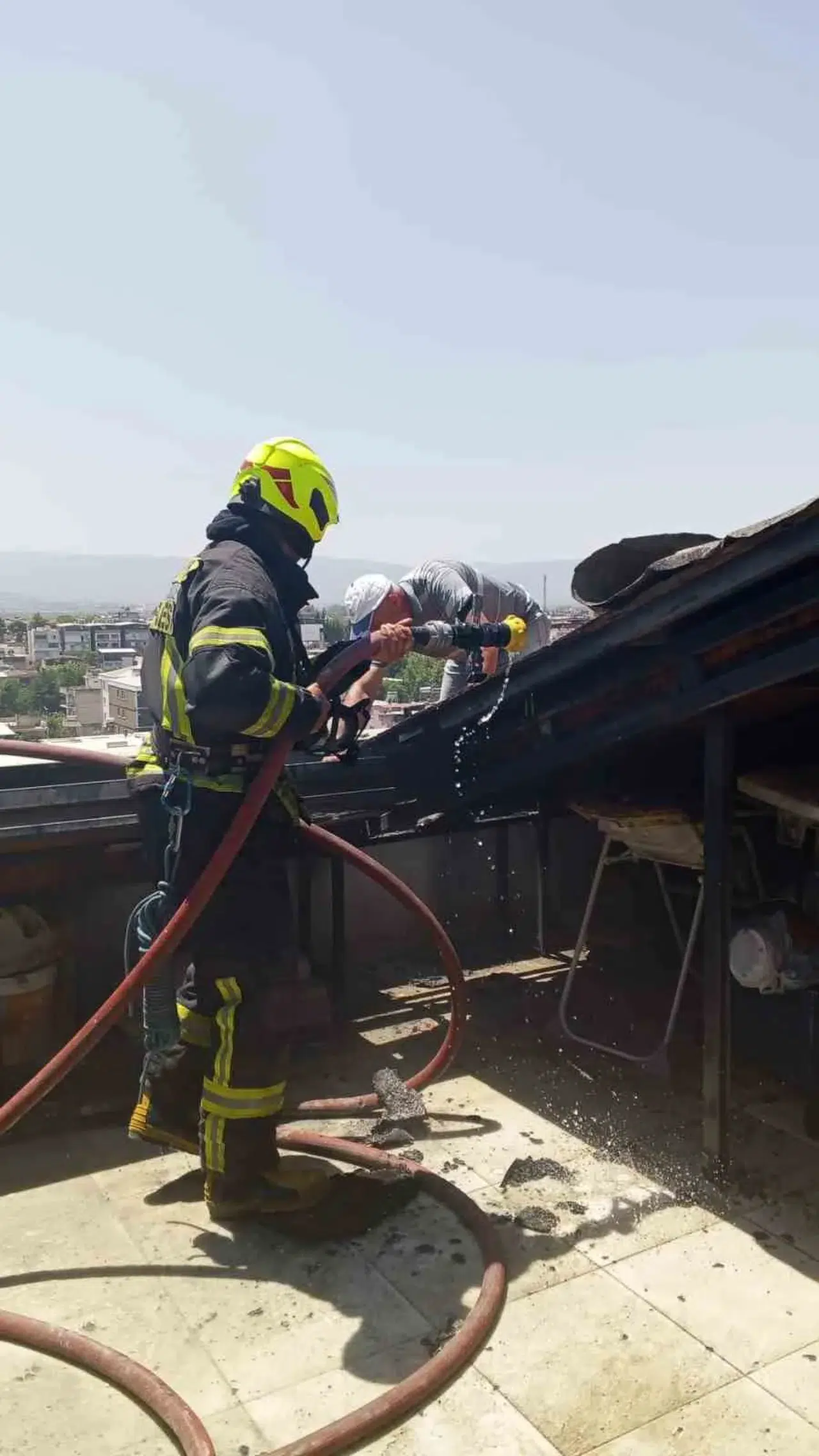 Efeler'de tadilat faciaya dönüşüyordu: Çatıdaki alevler paniğe neden oldu