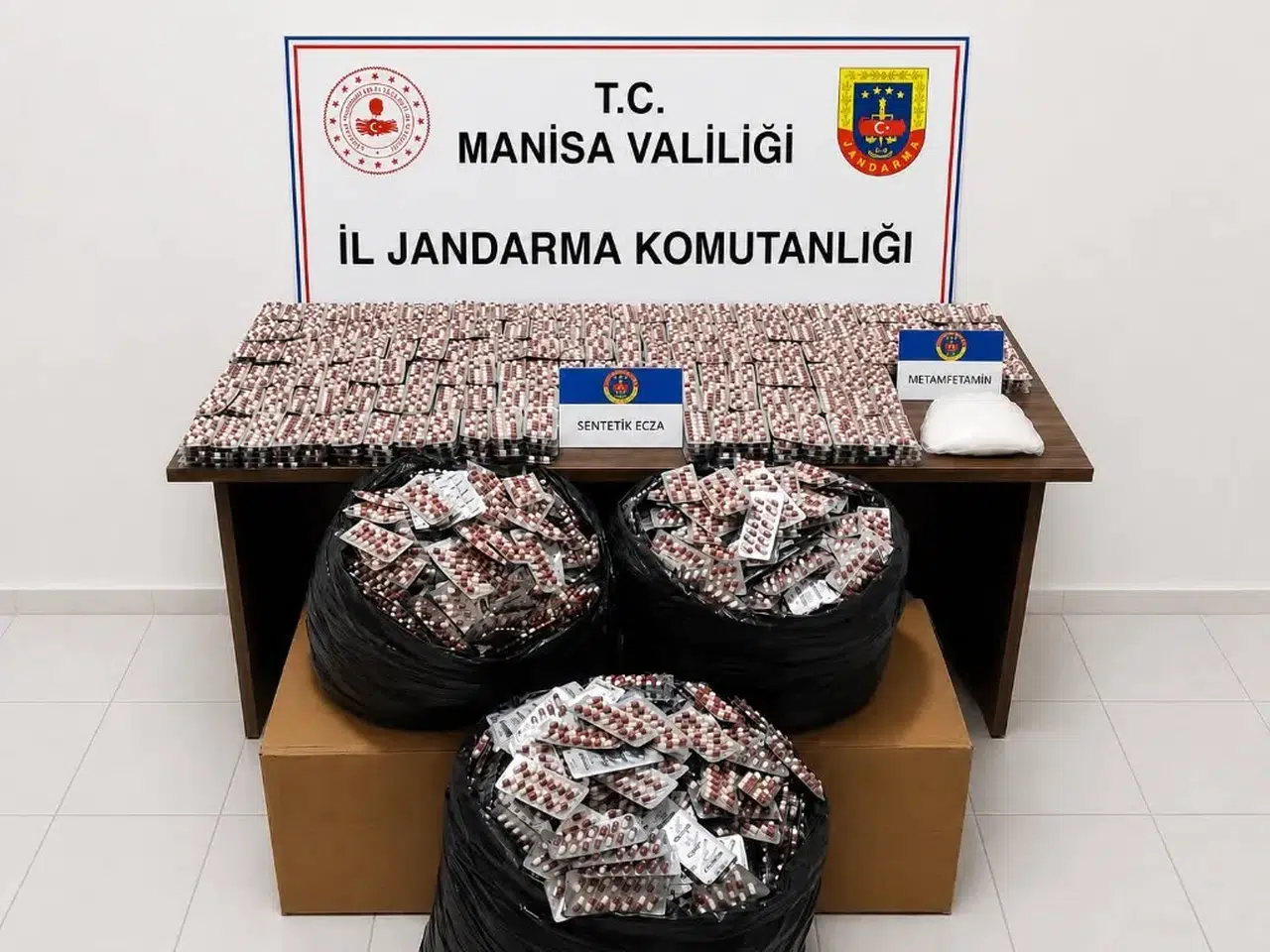 Otoyolda zehir tacirlerine jandarma darbesi: Binlerce hap yakalandı