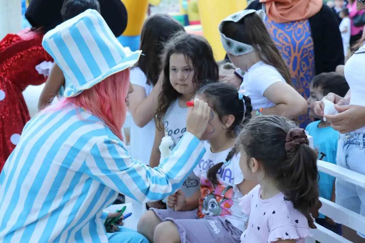 Gördes’te miniklerin neşesi zirveye çıktı: Şenlik alanı bayram yerine döndü