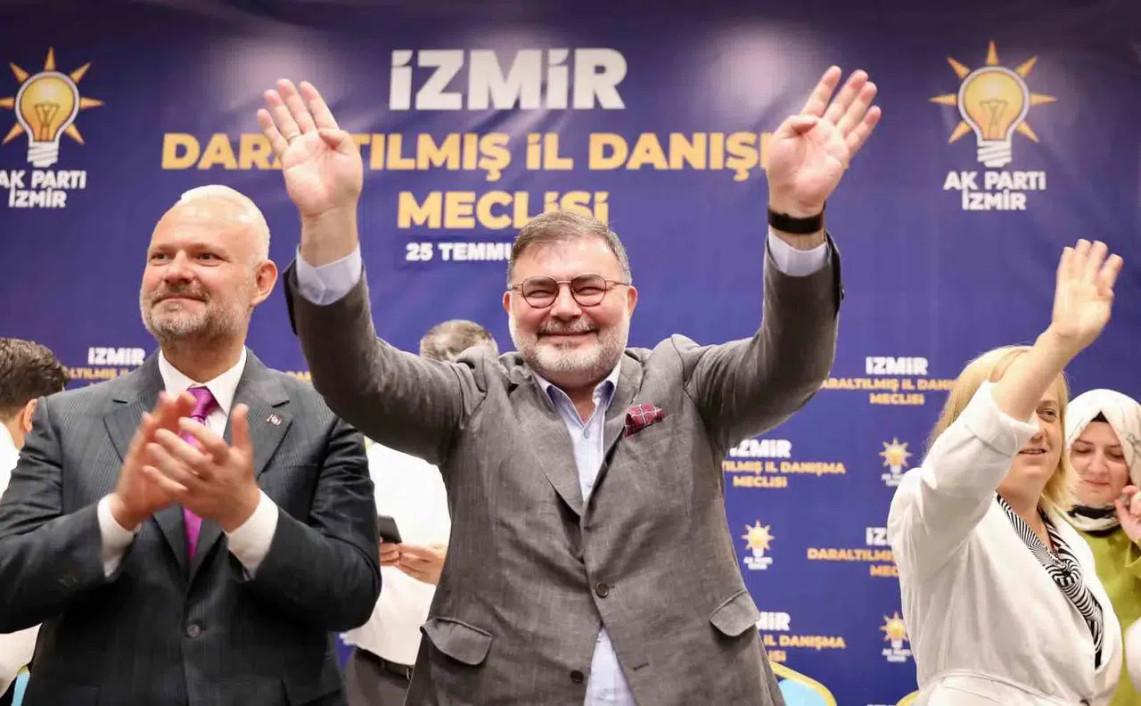 İzmir teşkilatında kenetlenme mesajı: Hedefimiz Türkiye Yüzyılı’nı inşa etmek