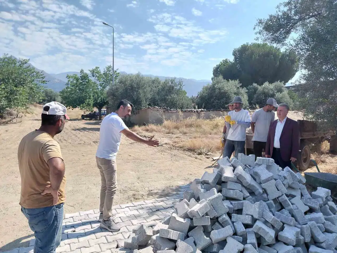 Buharkent’te ulaşım konforu için düğmeye basıldı: Sokaklar yenileniyor