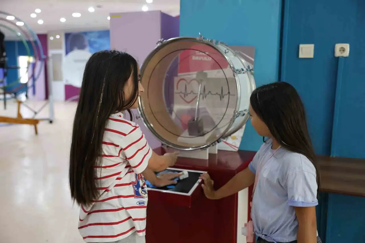 Aydınlı çocuklar tatilde laboratuvara girdi: Geleceğin bilim insanları yetişiyor