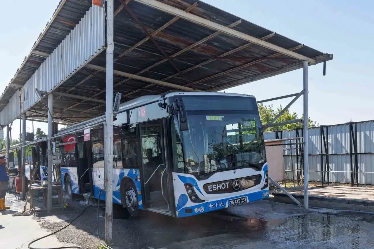 İzmir'in toplu taşımasında çevreci devrim: Milyonlarca litre su tasarruf ediliyor