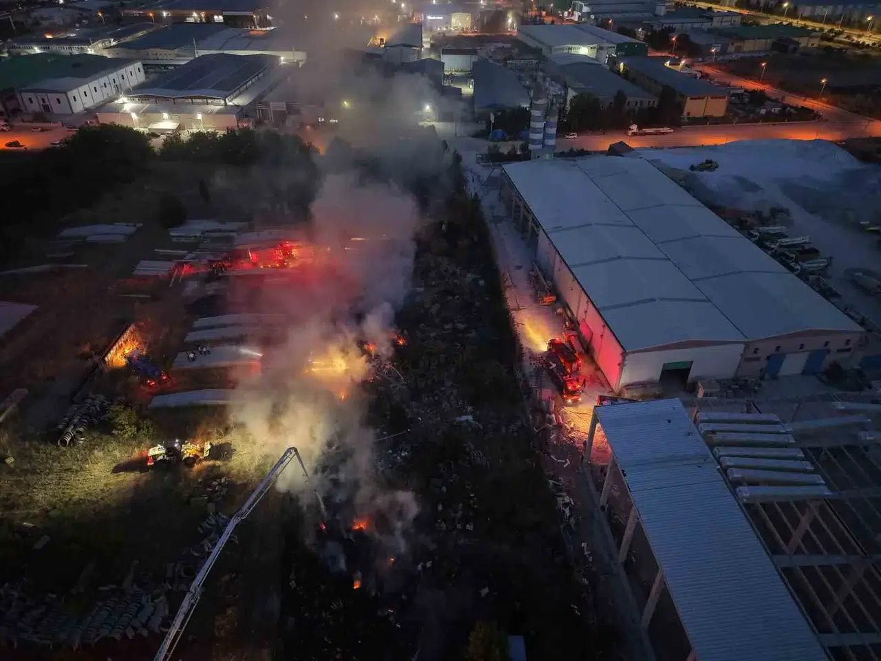 Afyonkarahisar Organize Sanayi Bölgesi'nde korkutan yangın: Gökyüzü siyaha büründü