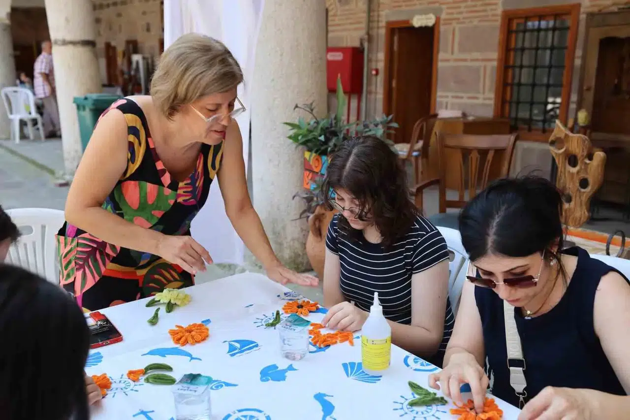 Tarihi dokuda el emeği rüzgarı: Gençler şönillerle sanat üretti