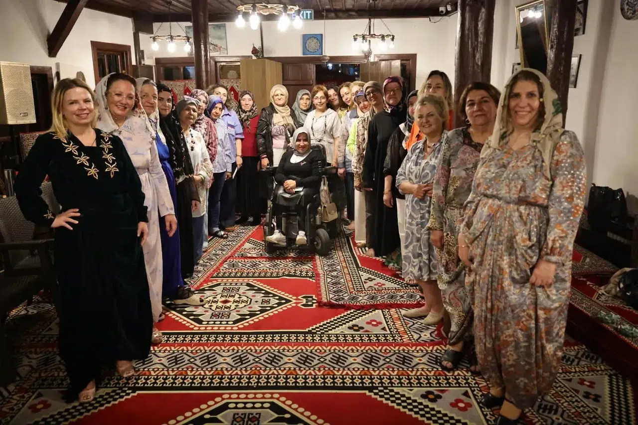 Kütahya’da nostalji rüzgarı: Şalvar ve örgüyle geleneklere selam durdular