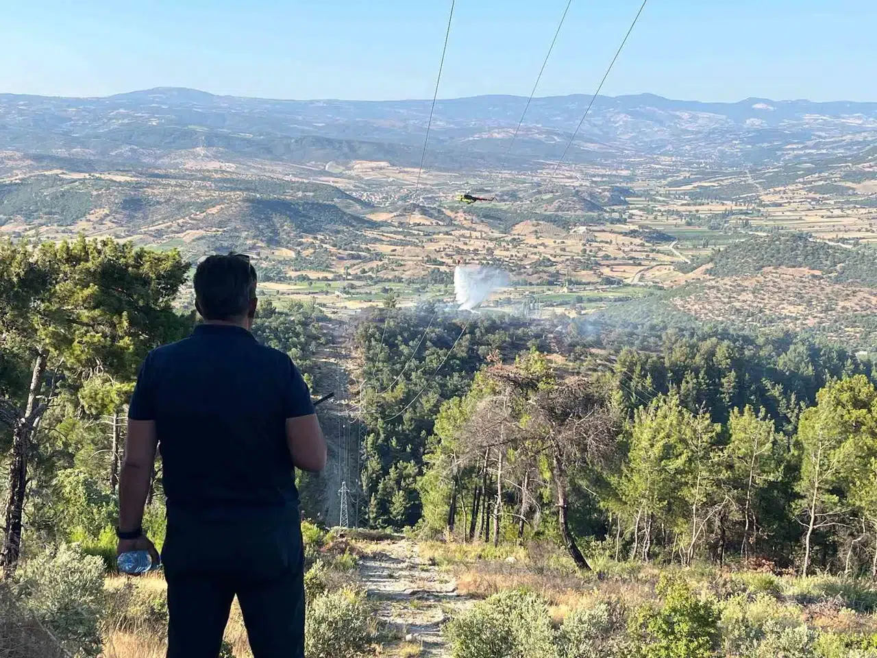 Manisa ormanlarında korkutan yangın: Köylüler traktörleriyle yardıma koştu