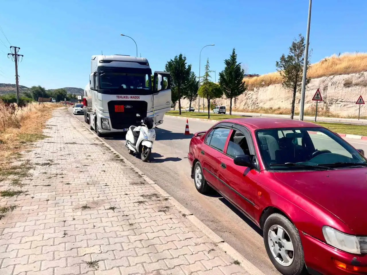 Tavşanlı yolunda dehşet anları: Gaz yüklü tır otomobili biçti