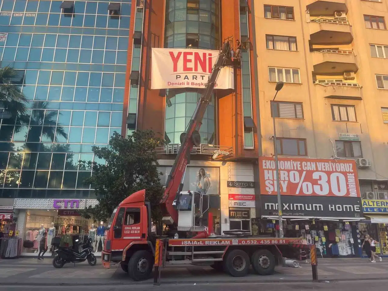 Denizli siyasetinde hareketli saatler: Yeni Parti tabelası eski binada yükseldi