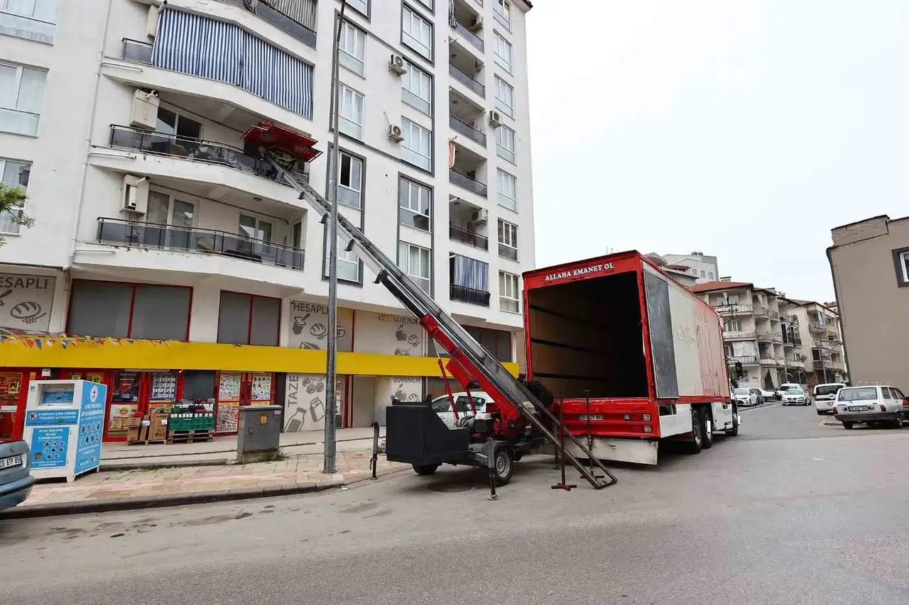 Denizli'de dar gelirli ailelerin taşınma yükünü belediye üstlendi: 2,2 milyon liralık can suyu