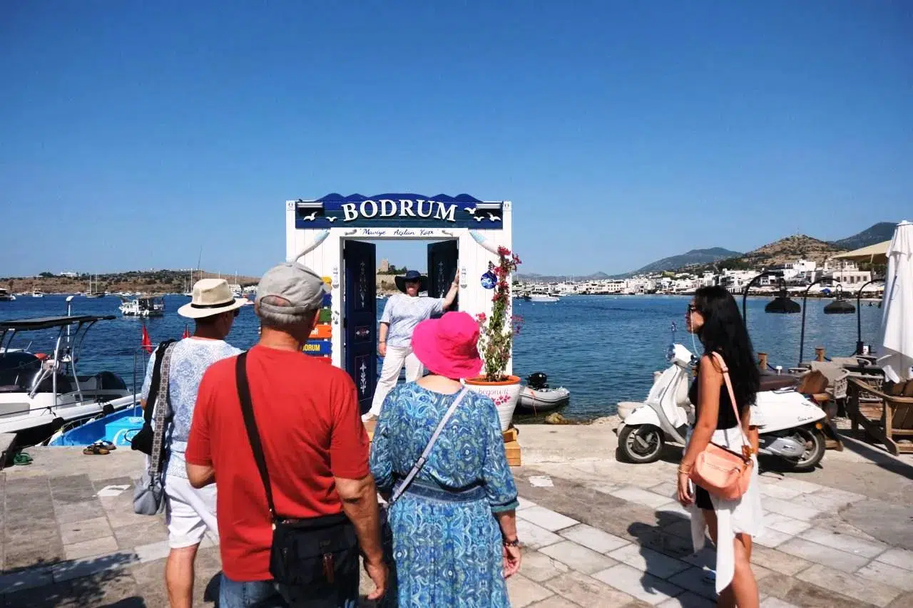 Bodrum’un yeni simgesi Kumbahçe’de: Ege’nin mavisi kapılara taşındı
