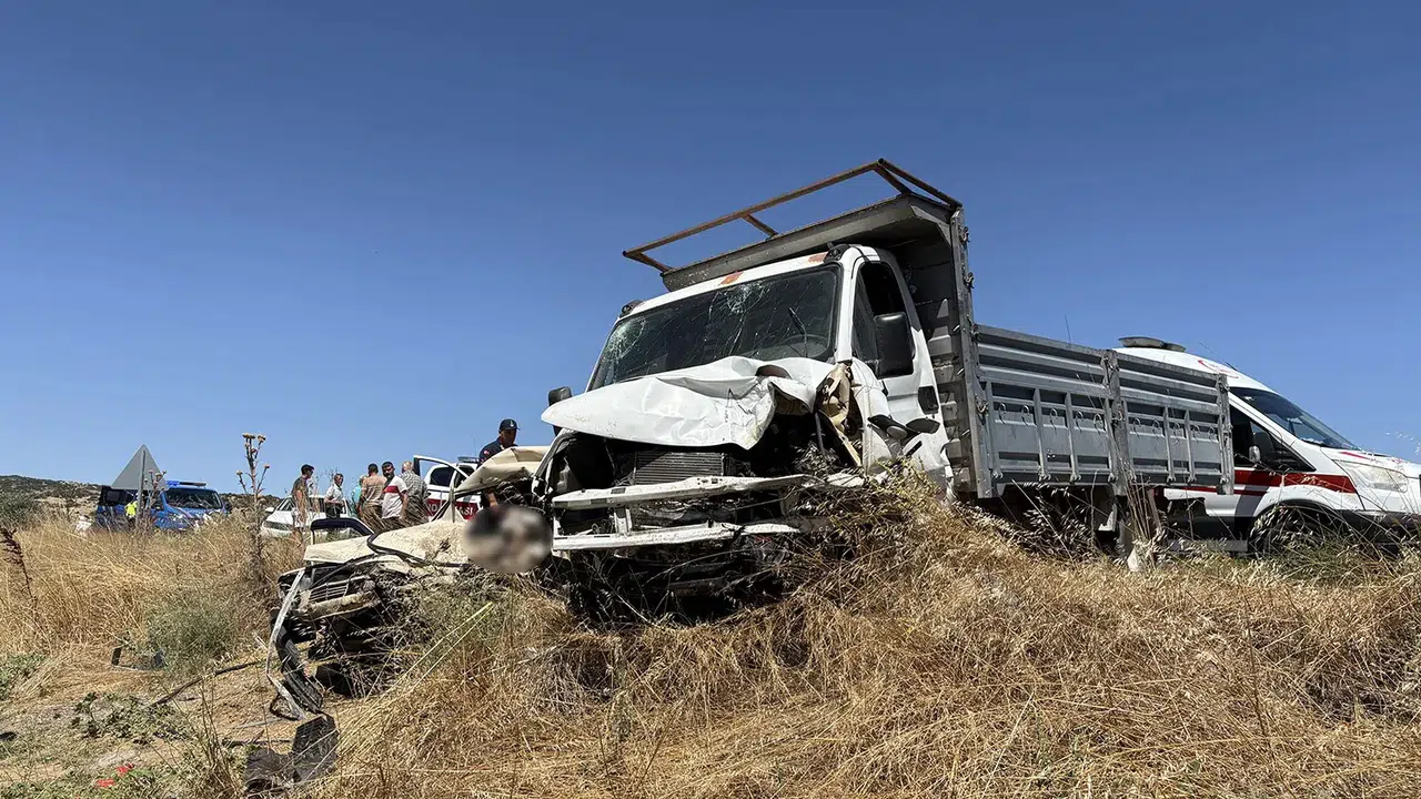 Manisa'da acı bilanço: Kafa kafaya çarpışan araçlarda bir kişi hayatını kaybetti