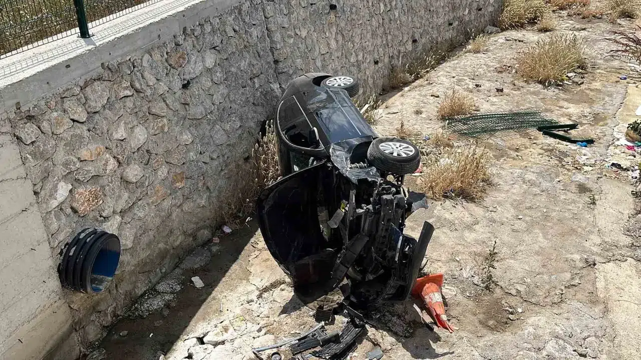 Çorum'da korkutan kaza: Otomobil dere yatağına çakıldı