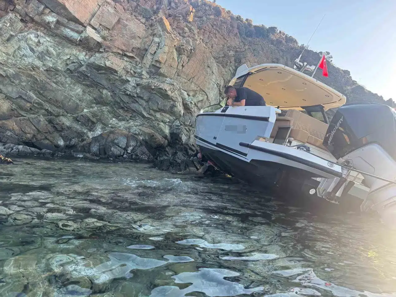 Marmaris açıklarında korkutan kaza: Kontrolden çıkan tekne kayalıklara vurdu