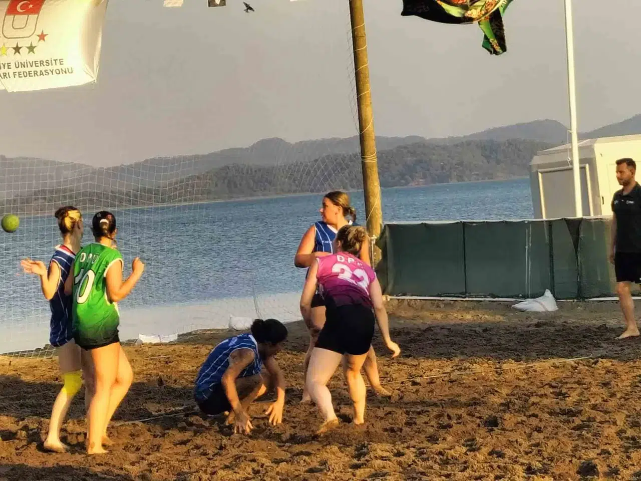 Köyceğiz'de plaj hentbolu rüzgarı: 320 sporcu şampiyonluk için ter döküyor