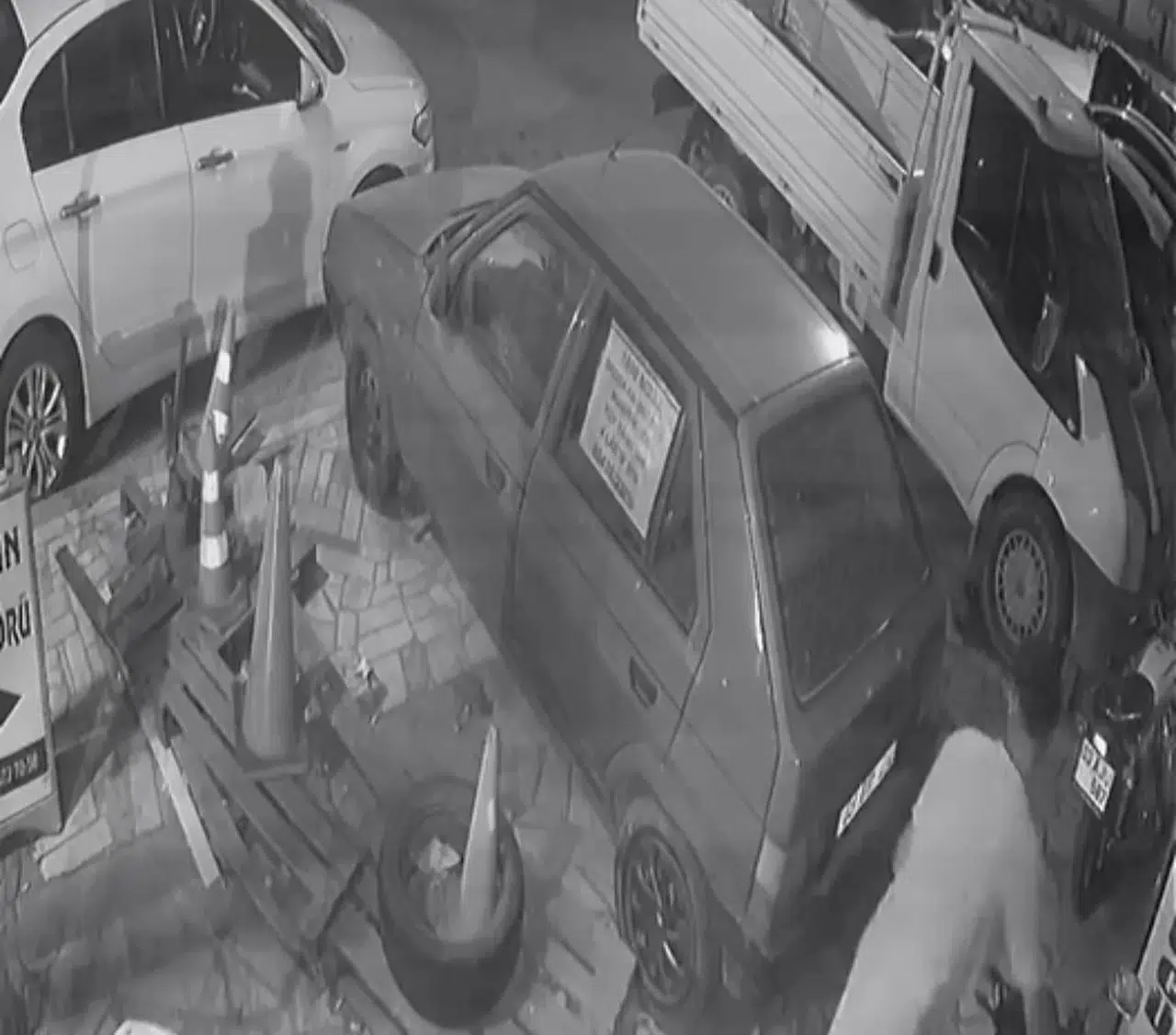 Sürücü kursu önünde soğukkanlı hırsızlık: İki genç motosikleti böyle götürdü