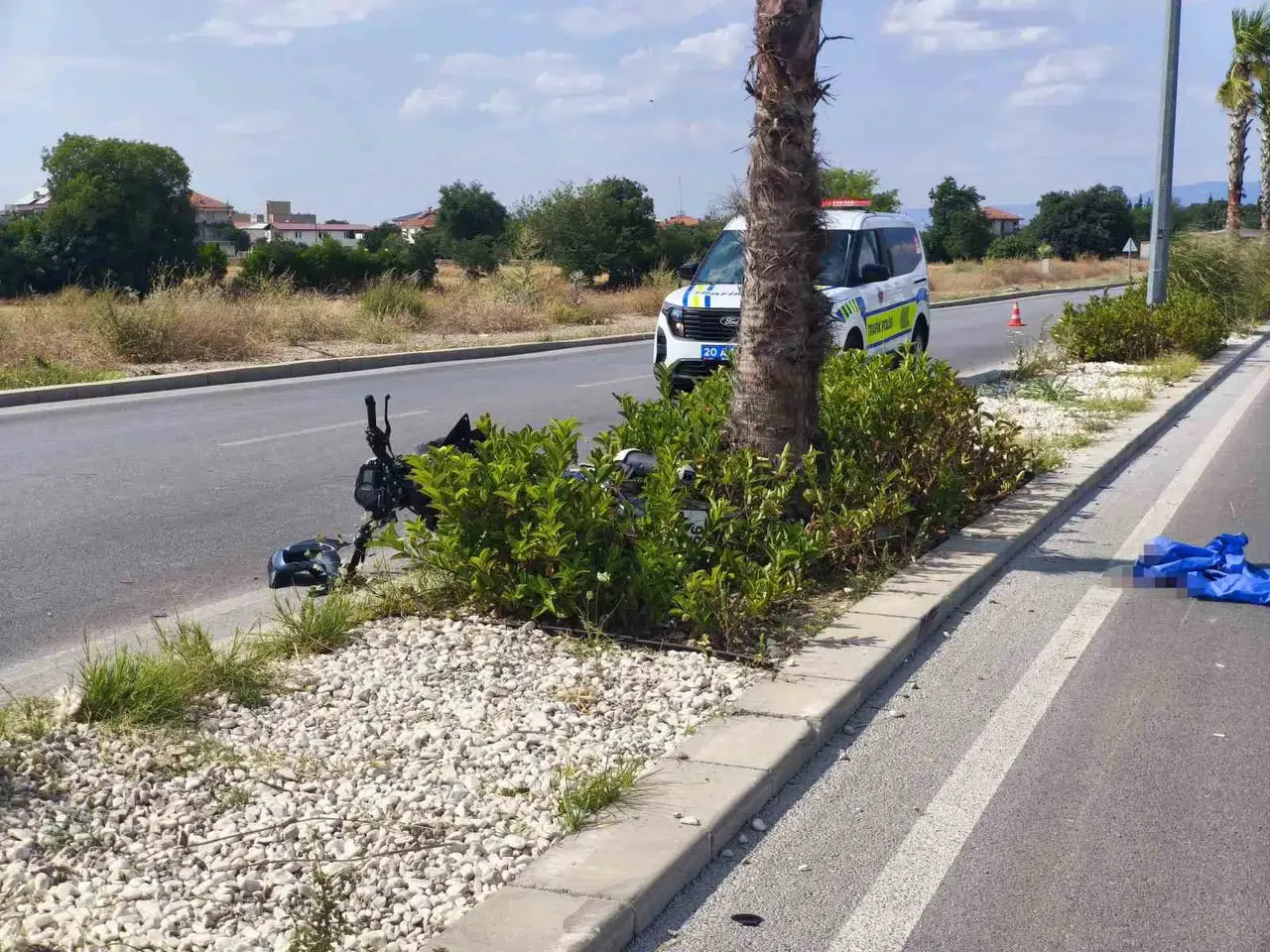Denizli'de motosiklet dehşeti: Kontrolden çıkan araç ağaca çarptı