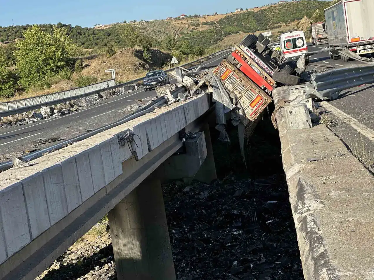 Uşak'ta feci kaza: Köprüden nehir yatağına uçan tırın sürücüsü yaşamını yitirdi