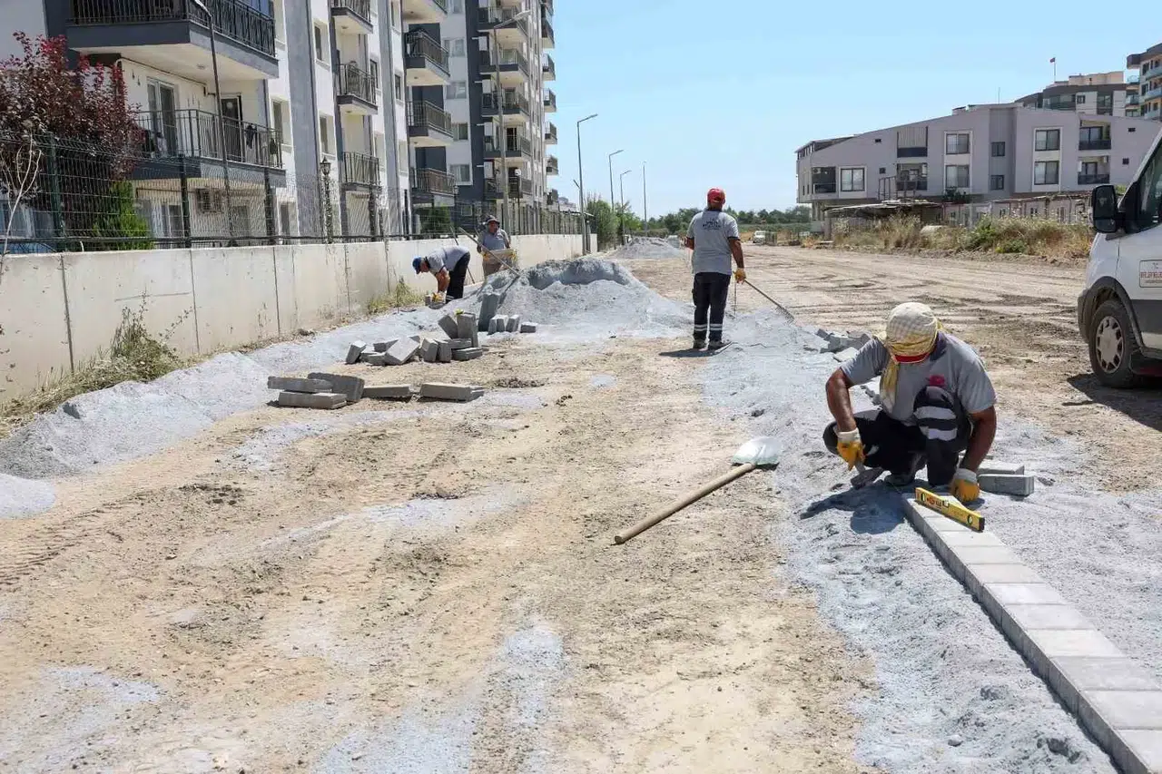 Efeler'de ulaşım seferberliği: Modern yollar için düğmeye basıldı