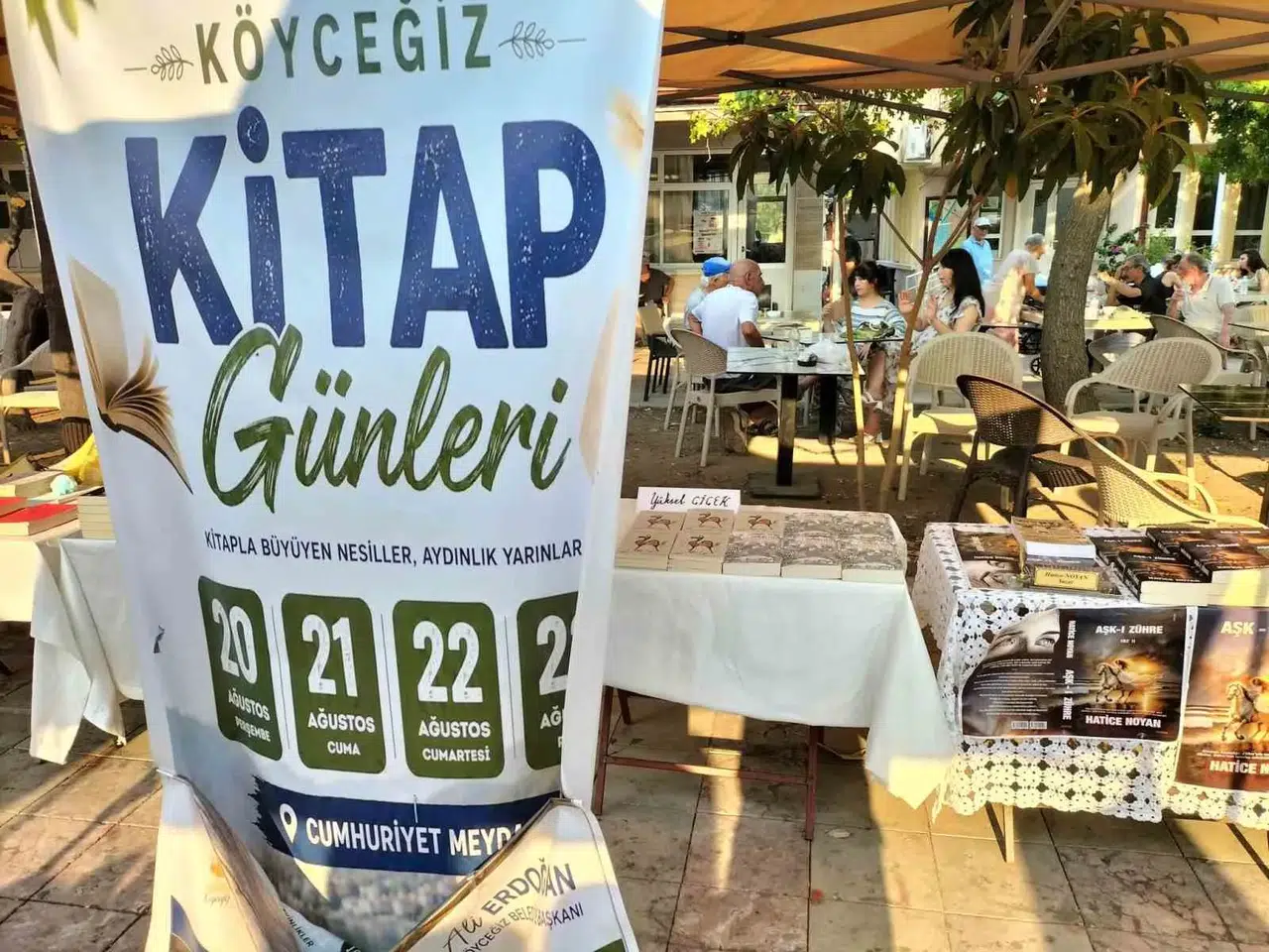 Köyceğiz’de Edebiyat Rüzgârı: Yerel Yazarlar Okurlarıyla Cumhuriyet Meydanı’nda Buluştu