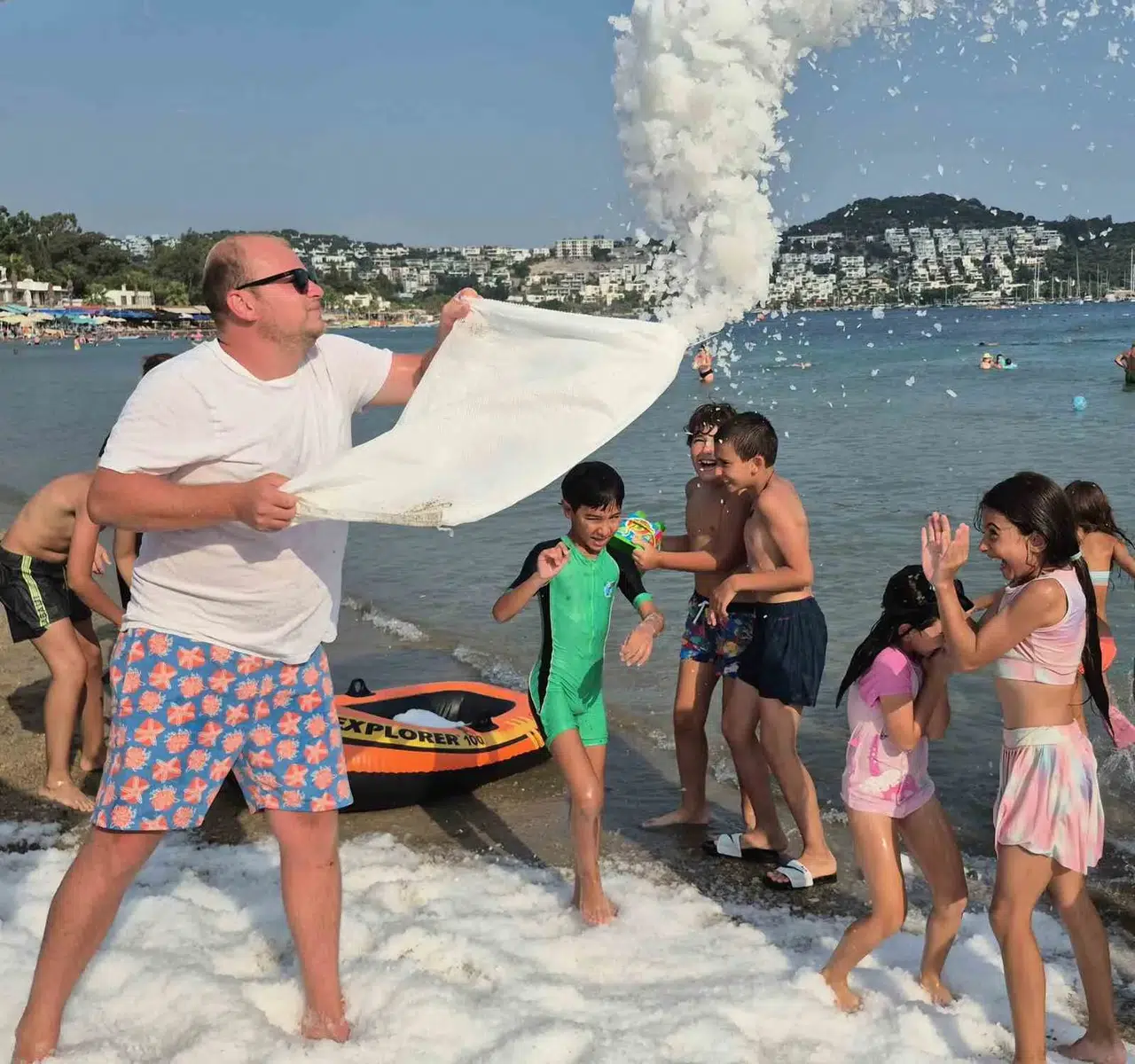 Bodrum sahillerinde sıra dışı serinlik: Kumsala tonlarca buz döktürdü