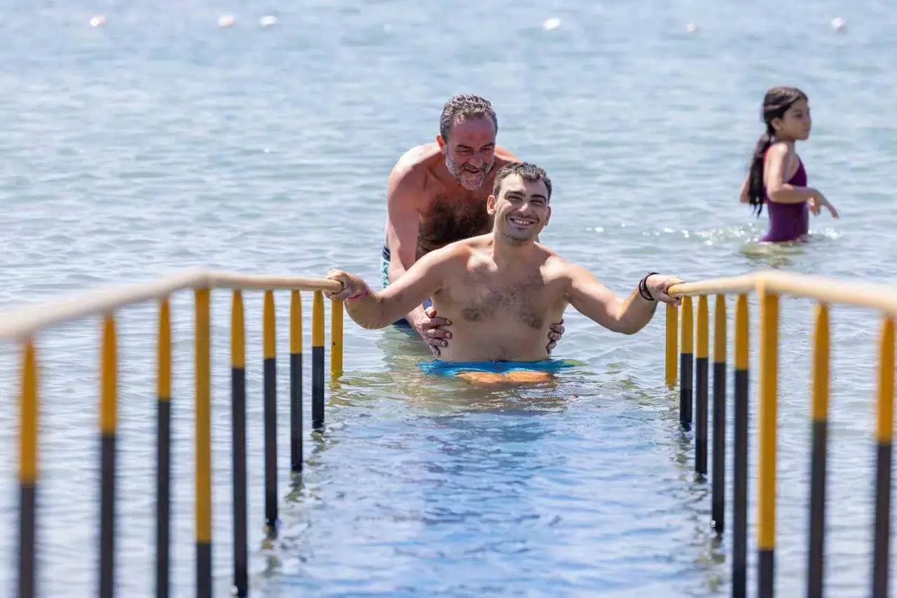 İzmir’de engelleri aşan mavi yolculuk: Plajlar herkes için özgürleşiyor