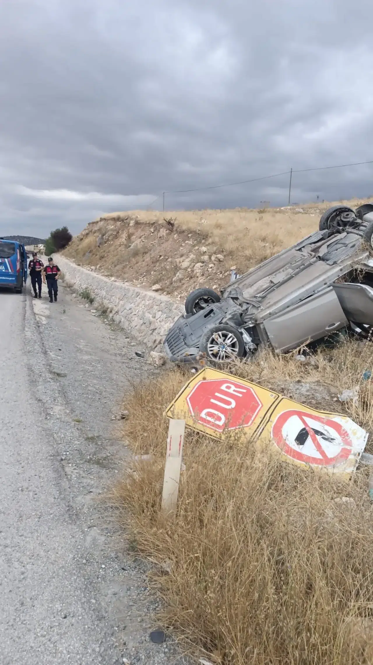 Bayat'ta Kontrolden Çıkan Otomobil Refüje Devrildi: 2 Yaralı