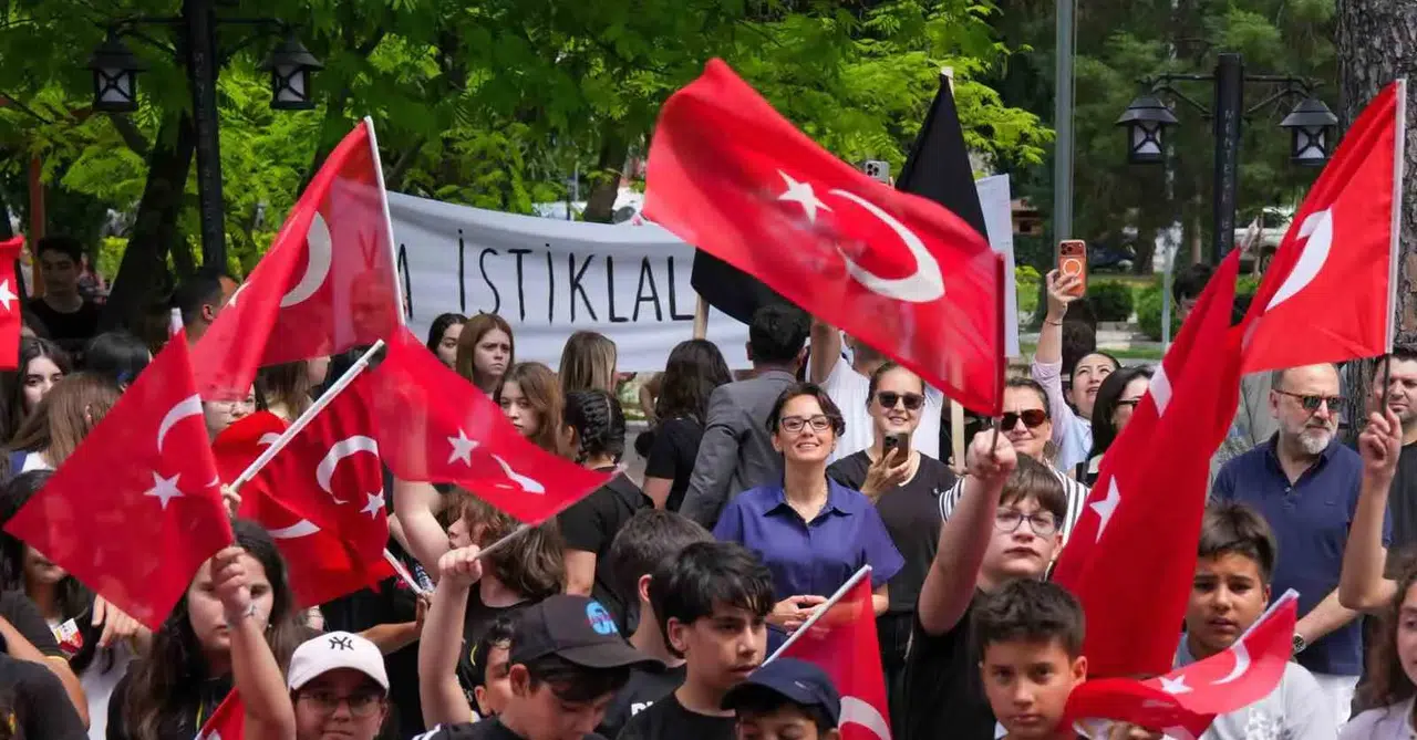 Menteşe’de bayrak seferberliği: Zafer coşkusu pencerelere taşınıyor